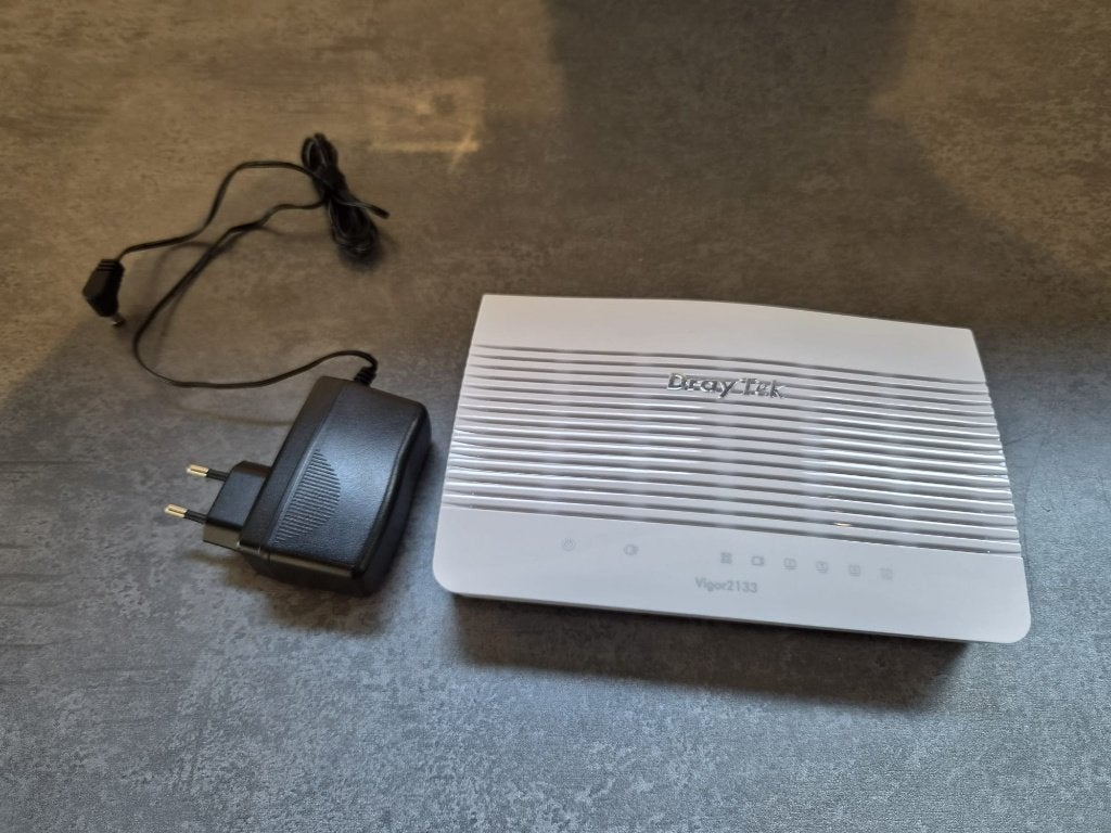 Draytek Vigor2133, Ophalen of Verzenden, Zo goed als nieuw, Router met modem, DrayTek