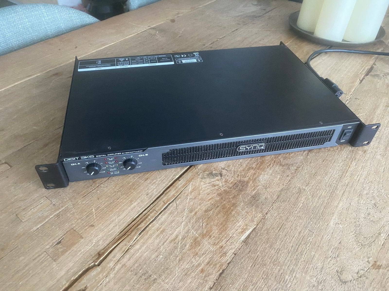 SYNQ Digit 3K6 Digitale Versterker - 2x1800W @ 4 Ohm, Muziek en Instrumenten, Versterkers | Keyboard, Monitor en PA, Zo goed als nieuw