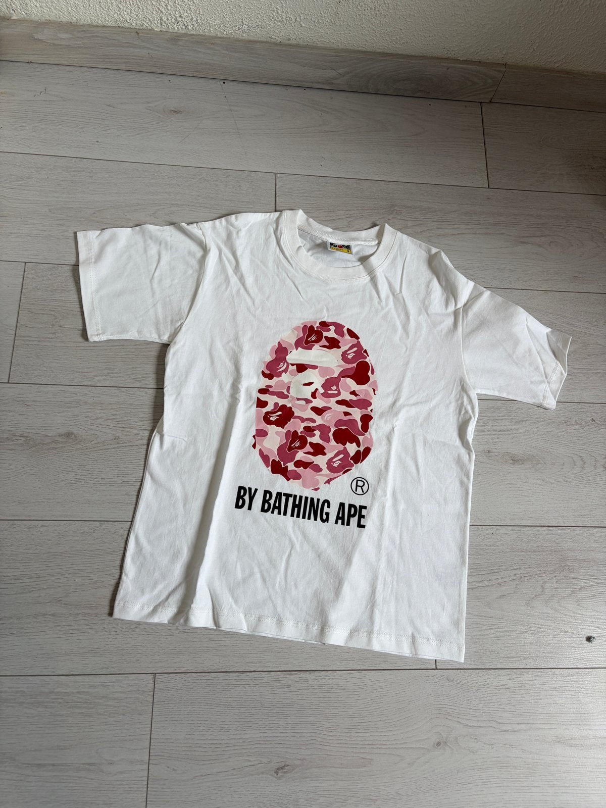 Bape T-shirt Maat S - Wit met Roze Camo Logo, Kleding | Heren, Verzenden, Zo goed als nieuw, Maat 46 (S) of kleiner, Wit