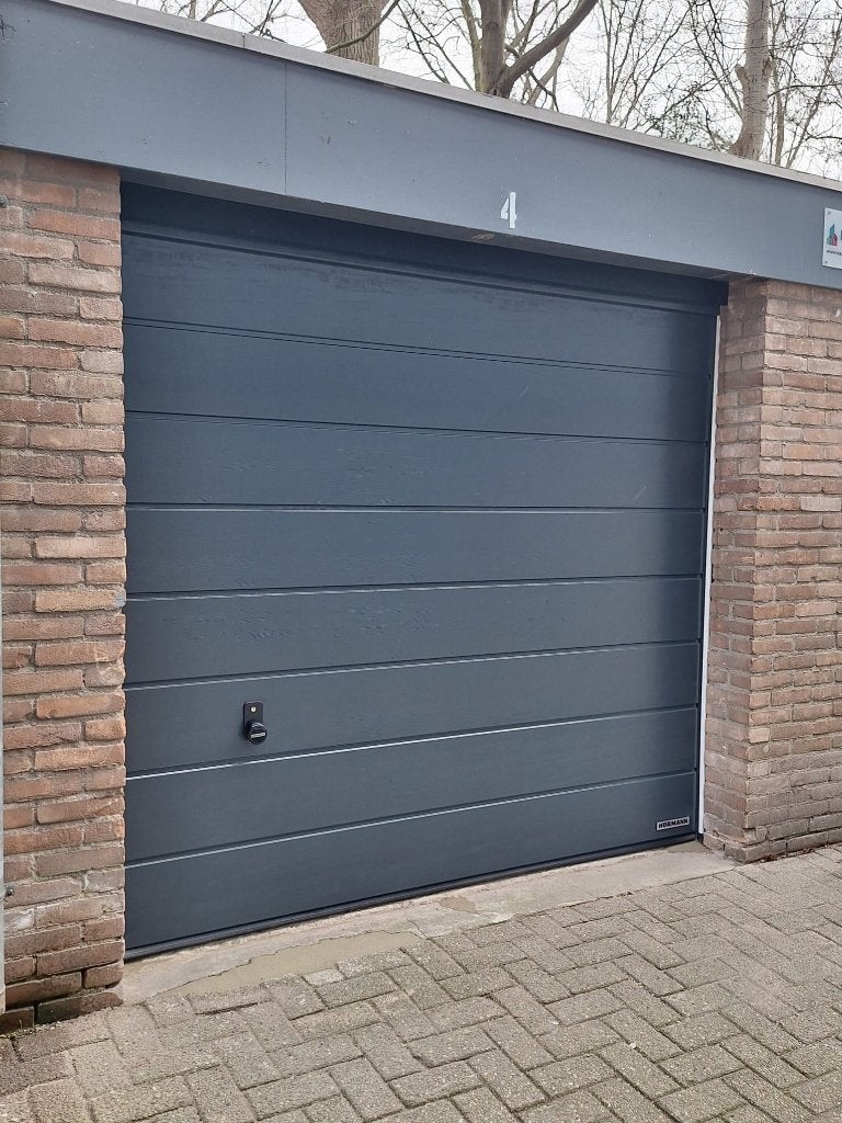 Te huur garagebox of opslagruimte met nieuwe overheaddeur