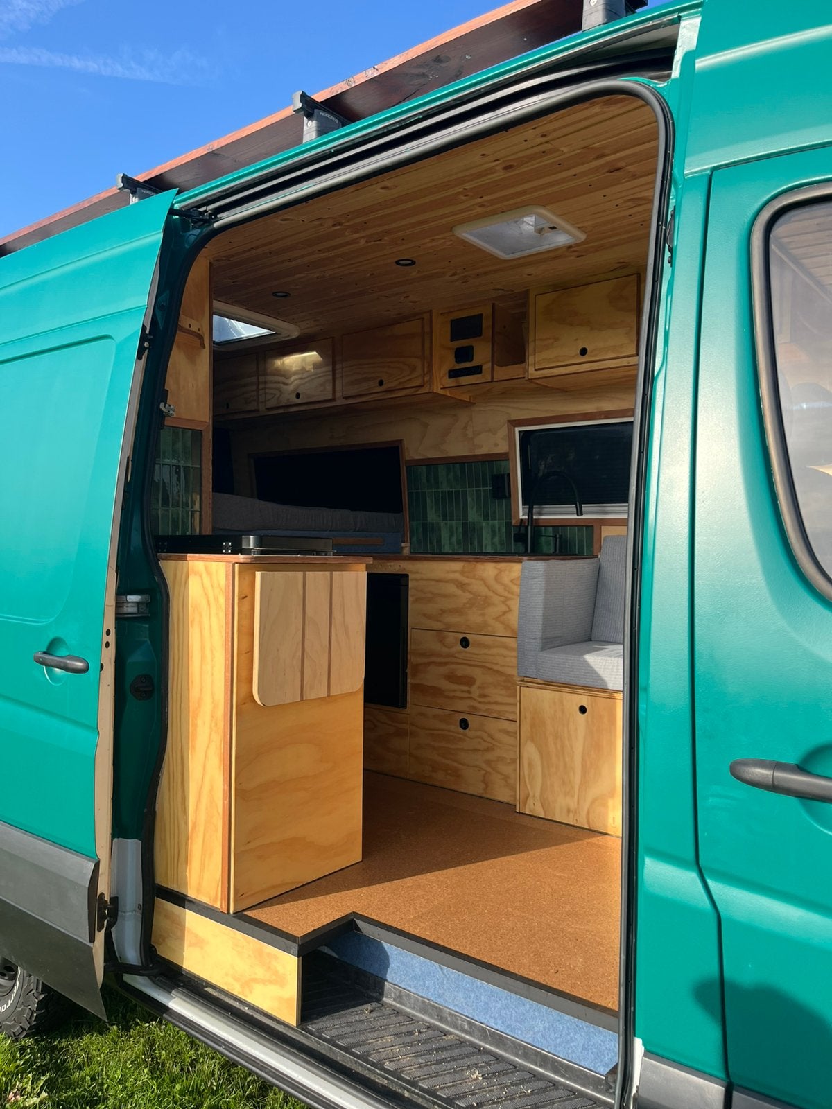 Prachtige Mercedes Sprinter 219 V6 surf offgrid camper, Automaat, Buscamper of Camperbus, Oven, Diesel