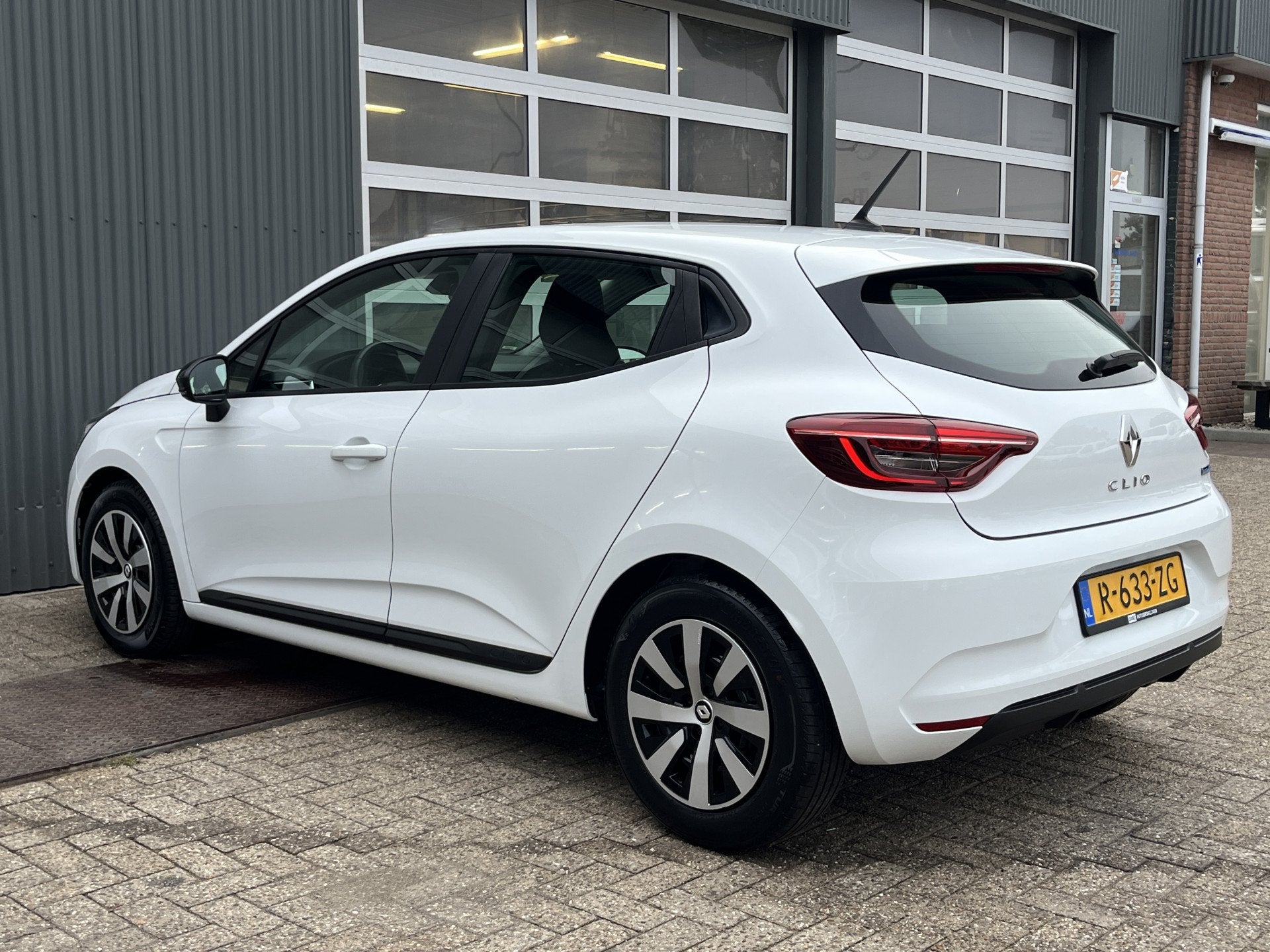 Renault Clio 1.6 E-Tech Hybrid 145 Airco Cruise controle Car, Auto's, Gebruikt, 4 cilinders, Wit, Origineel Nederlands