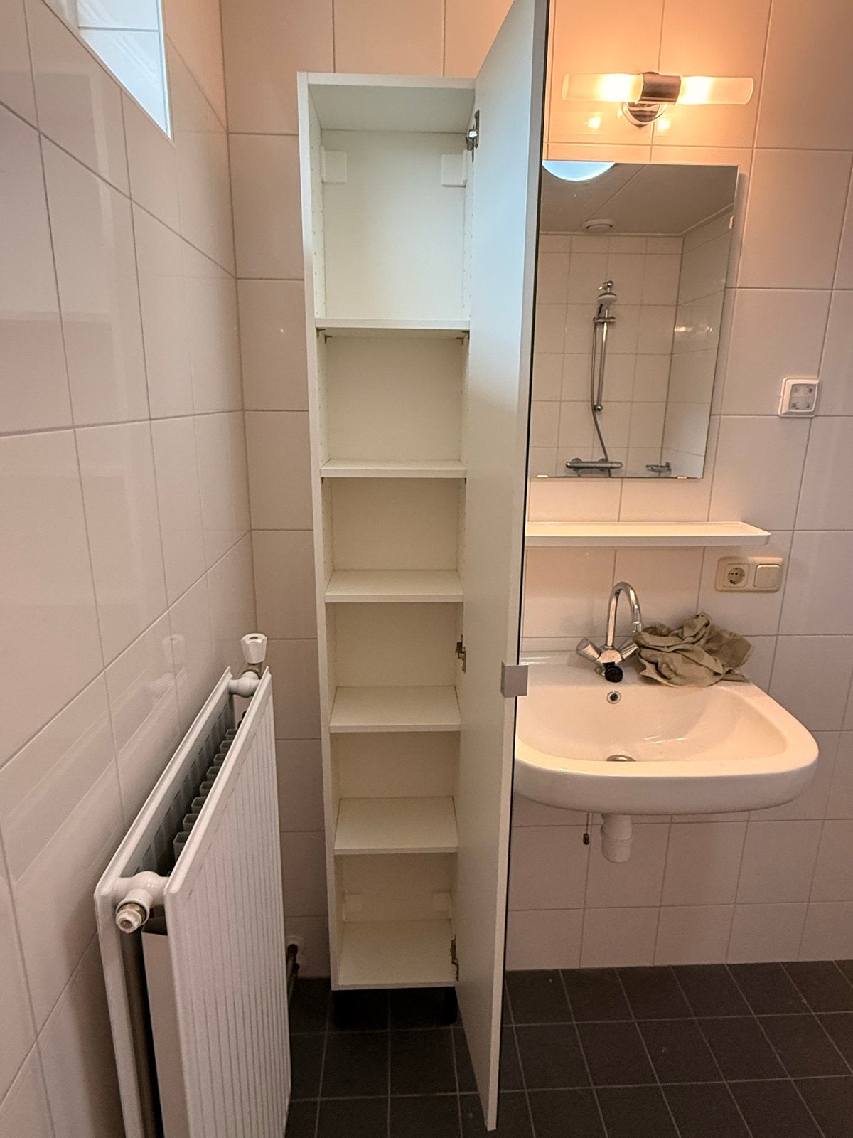 Smalle badkamerkast met spiegel van Ikea , 195 cm hoog, Ophalen, (Half)hoge kast, Minder dan 50 cm, Gebruikt