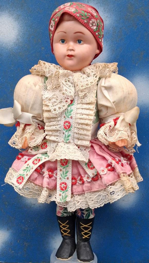 Klederdracht pop. Oost-Europa. Vintage.  30 cm., Verzamelen, Poppen, Ophalen, Zo goed als nieuw, Pop