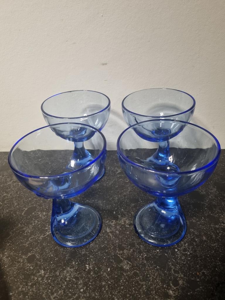 Italian Set van 4 blauwe glazen dessert coupes, Huis en Inrichting, Keuken | Servies, Zo goed als nieuw, Glas of Glazen, Overige stijlen