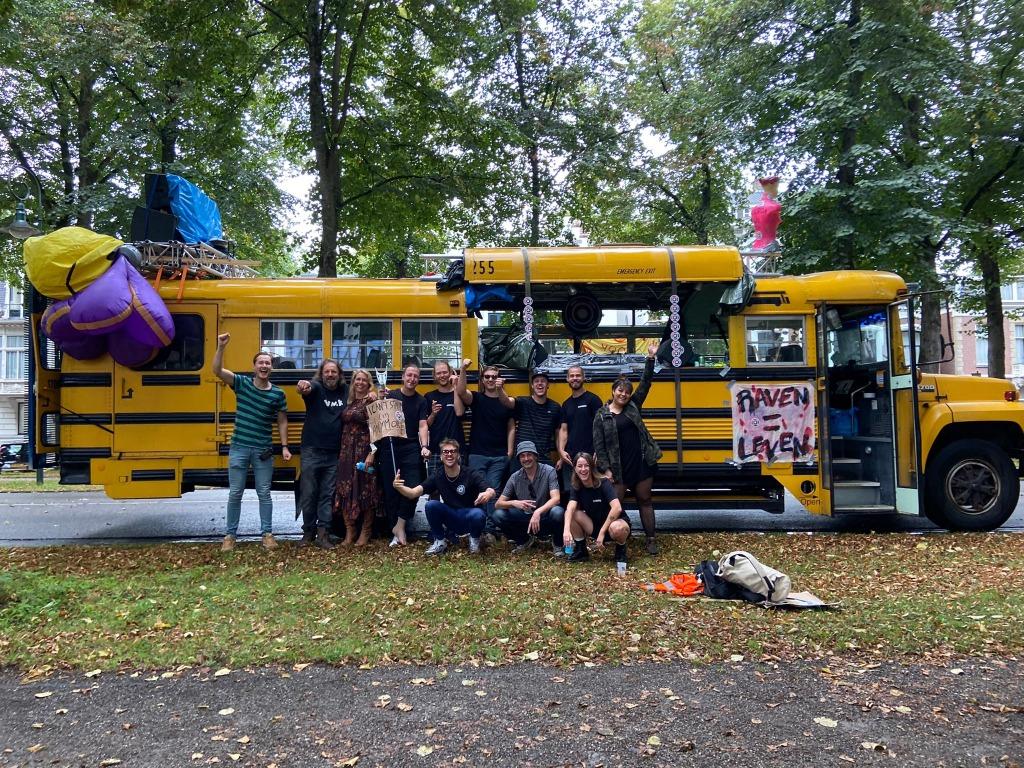 Foto 2 van foodtruck DJ-boot schoolbus te huur