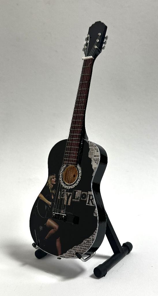 Taylor Swift op kruk miniatuur gitaar 25cm mini guitar deco