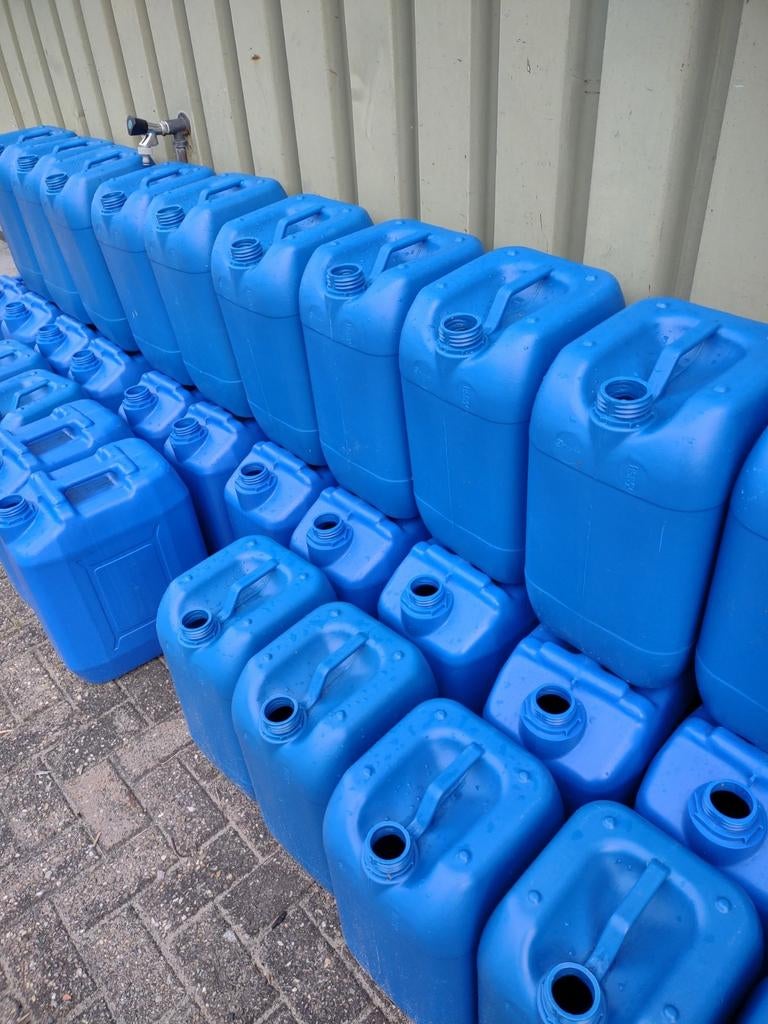 jerrycans met afsluit- èn schroefdop,35 liter, Tuin en Terras, Regentonnen, Minder dan 75 liter, Ophalen, Zo goed als nieuw, Kunststof