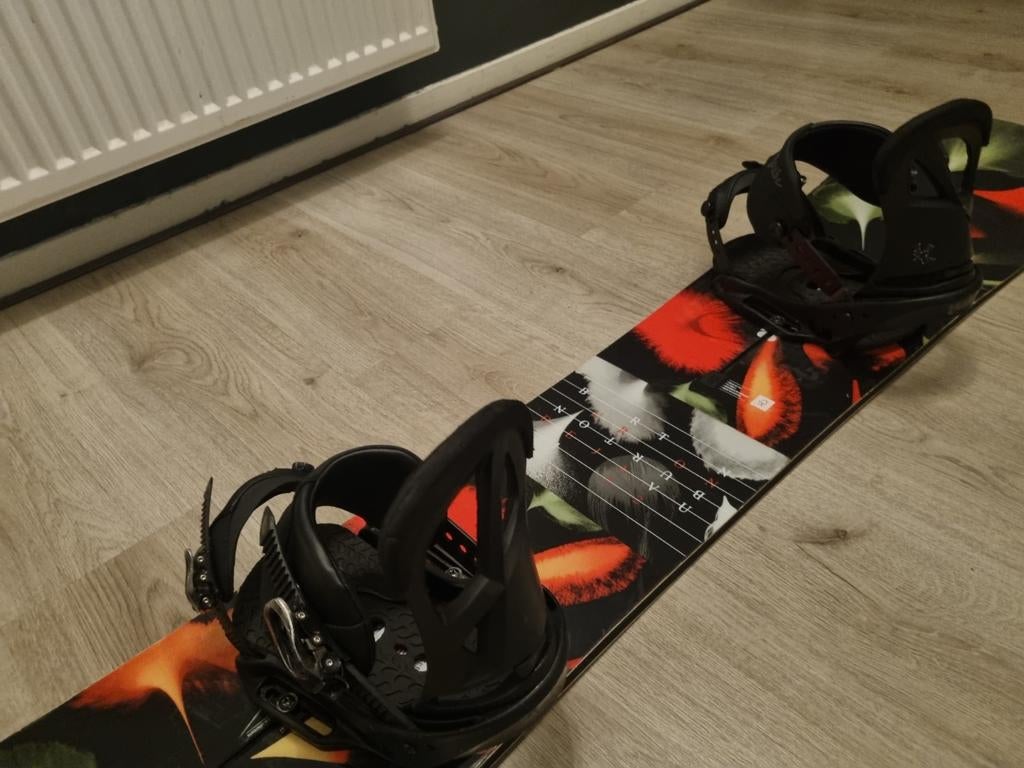 BURTON DEJA VU 152 SNOWBOARD +BURTON SCRIBE BINDINGEN MAAT L, Sport en Fitness, Snowboarden, Burton, Board, Ophalen of Verzenden