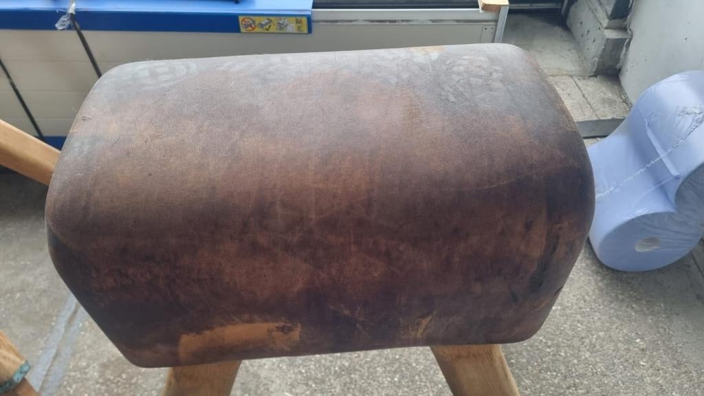 Paard en bok leer / hout, 1 kruk, Ophalen, Gebruikt, 60 tot 90 cm