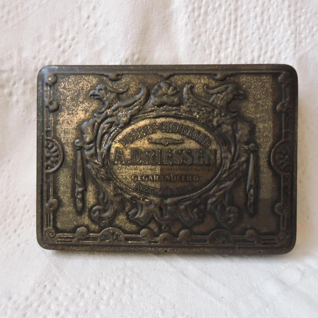 Blik A. Driessen Dessert- Chocolaad reliëf 1912, Verzamelen, Ophalen of Verzenden, Gebruikt, Overige, Overige merken