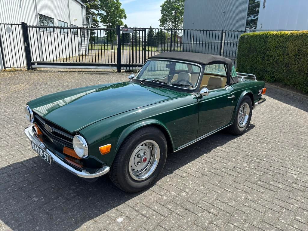 Supermooie groene Triumph TR6 met leder en overdrive 1974, Auto's, 2500 cc, Achterwielaandrijving, Beige, Cabriolet