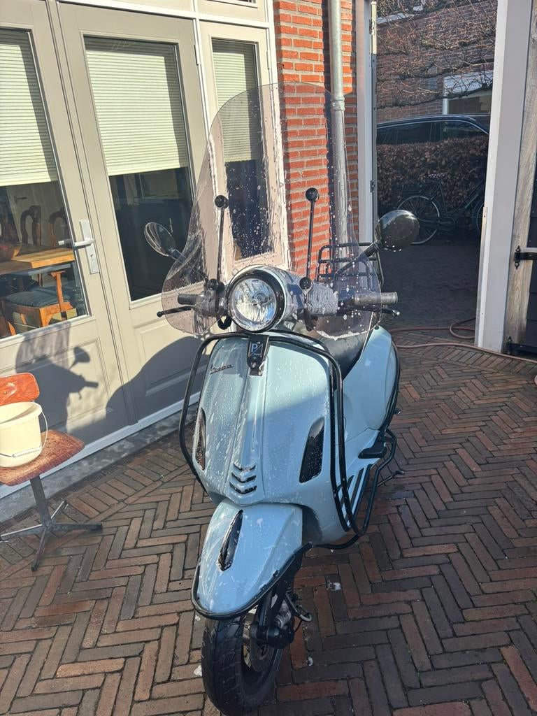 Licht blauwe Vespa Primavera, Fietsen en Brommers, Snorfietsen en Snorscooters, Zo goed als nieuw, Vespa, Benzine, Ophalen of Verzenden