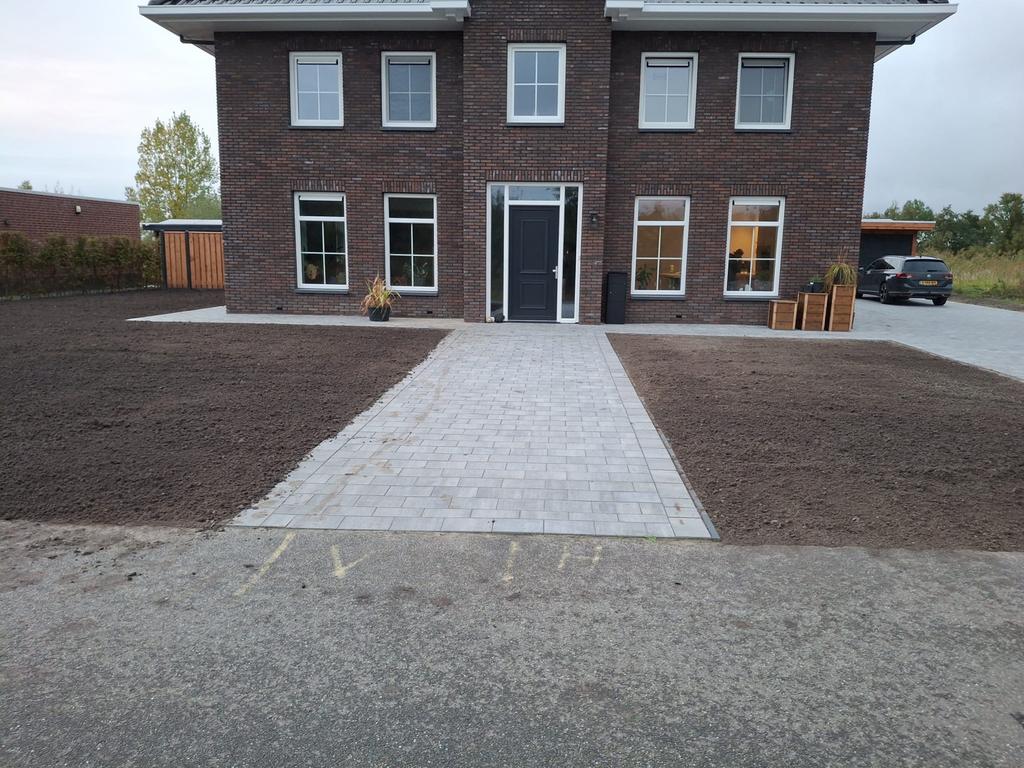 Tuinaanleg, grondwerk en schuttingbouw en minkraan en shovel, Tuinonderhoud of Snoeiwerk
