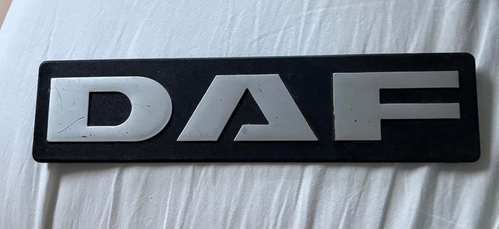 DAF embleem kunststof 26,5 x 6,5 cm, Auto-onderdelen, Ophalen of Verzenden, Gebruikt, DAF, Overige Auto-onderdelen