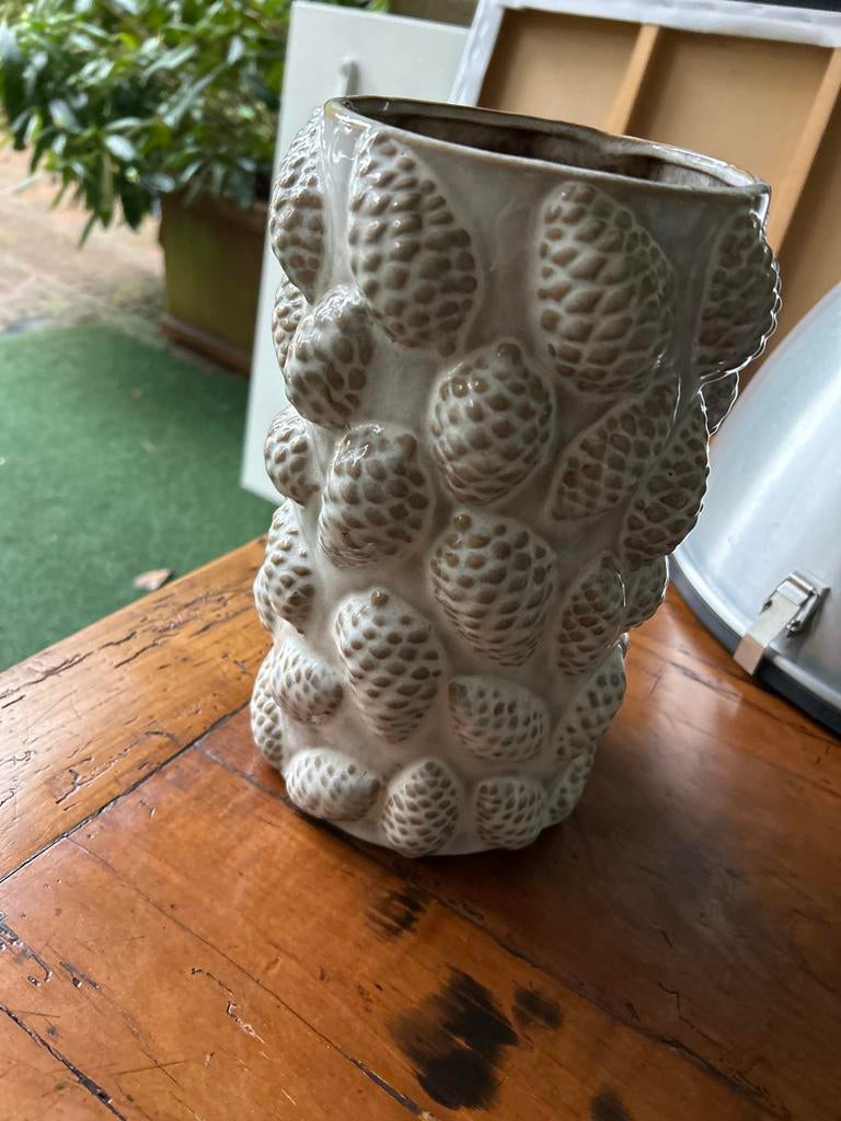 Decoratieve vaas met denneappels, Gebruikt, 50 tot 75 cm, Wit, Aardewerk of Porselein