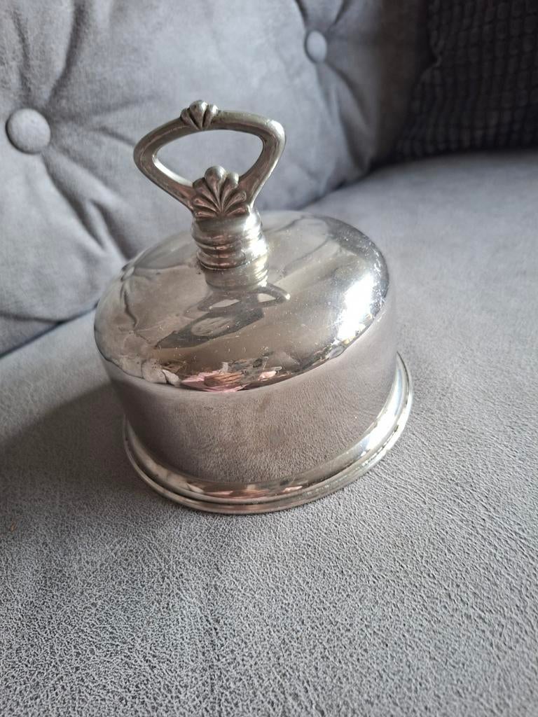 Verzilverde antieke boter cloche, Ophalen