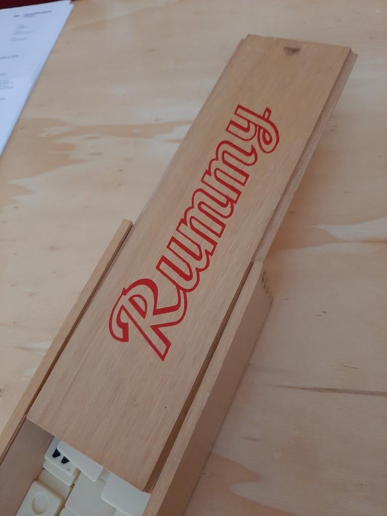 Rummikub in houten kist, Verzenden, Gebruikt