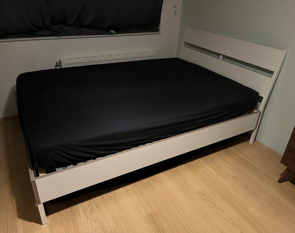 IKEA Trysil bed wit, 140 x 200 cm met matras en lattenbodems, Ophalen, Wit, 140 cm, Zo goed als nieuw