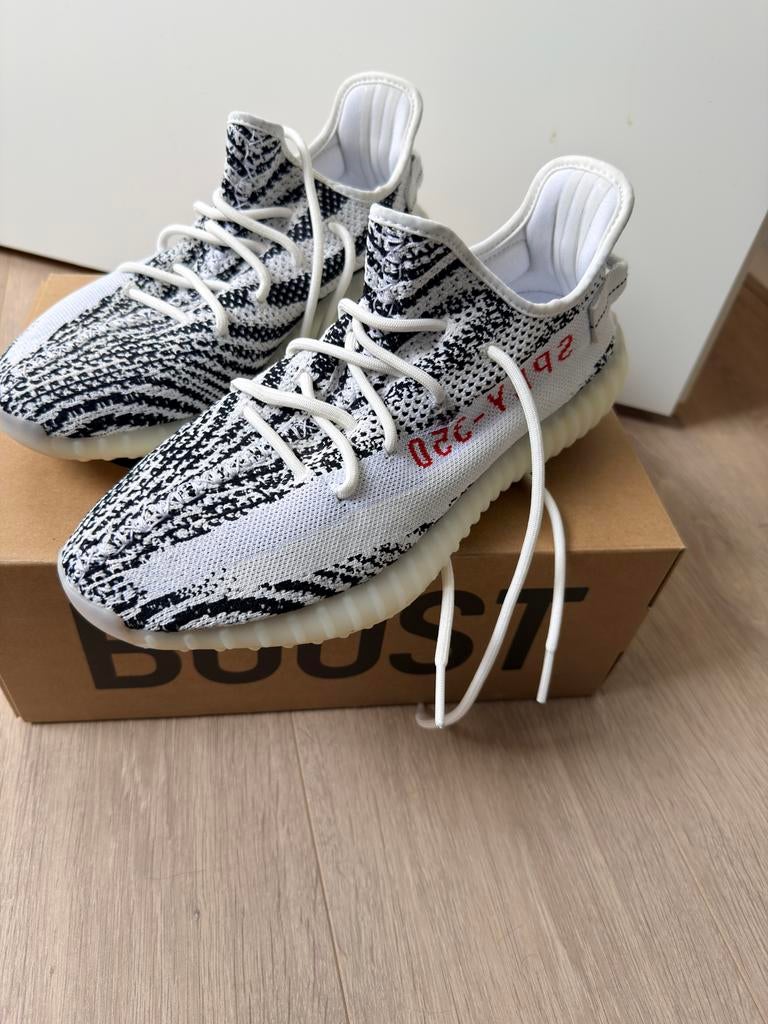 Yeezy Boost 350 Zebra Maat 44 2/3, Wit, Ophalen of Verzenden, Sneakers of Gympen, Zo goed als nieuw