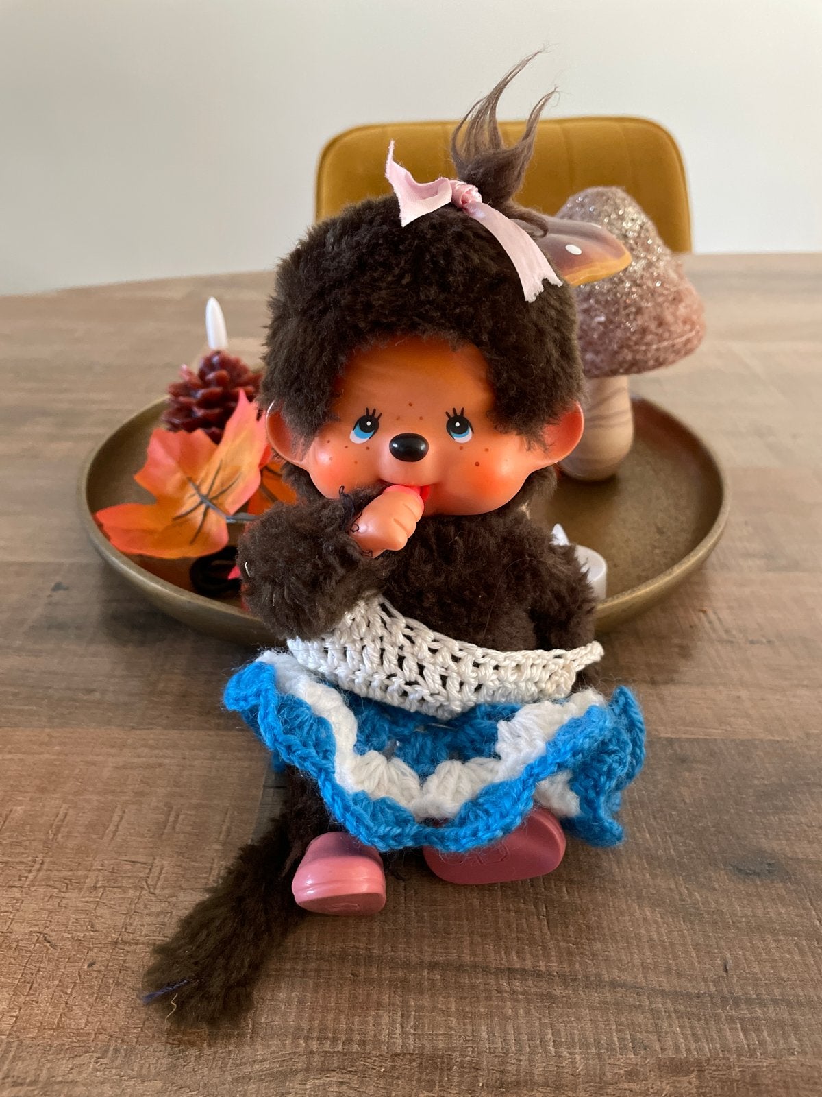 Vintage Monchhichi popje met gehaakt rokje - Made in Japan, Gebruikt, Overige merken, Ophalen of Verzenden, Met kleding of accessoire