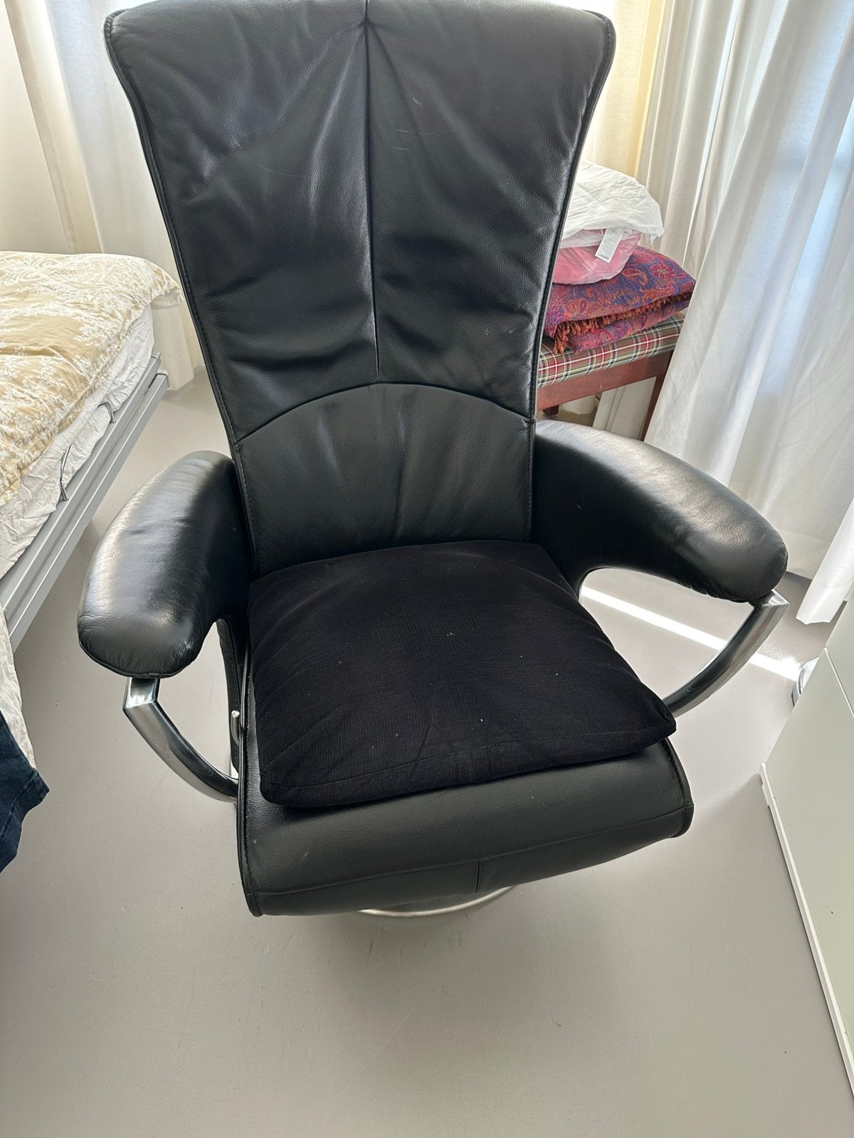 Mooie zwart Leren fauteuil in div standen  en in goede staat, Huis en Inrichting, Fauteuils, Ophalen, Zo goed als nieuw, 75 tot 100 cm