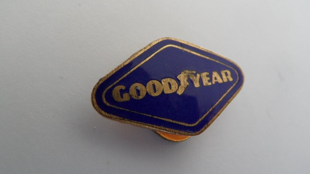 Goodyear banden speld , geëmailleerde knoop, Verzenden, Gebruikt, Merk, Speldje of Pin