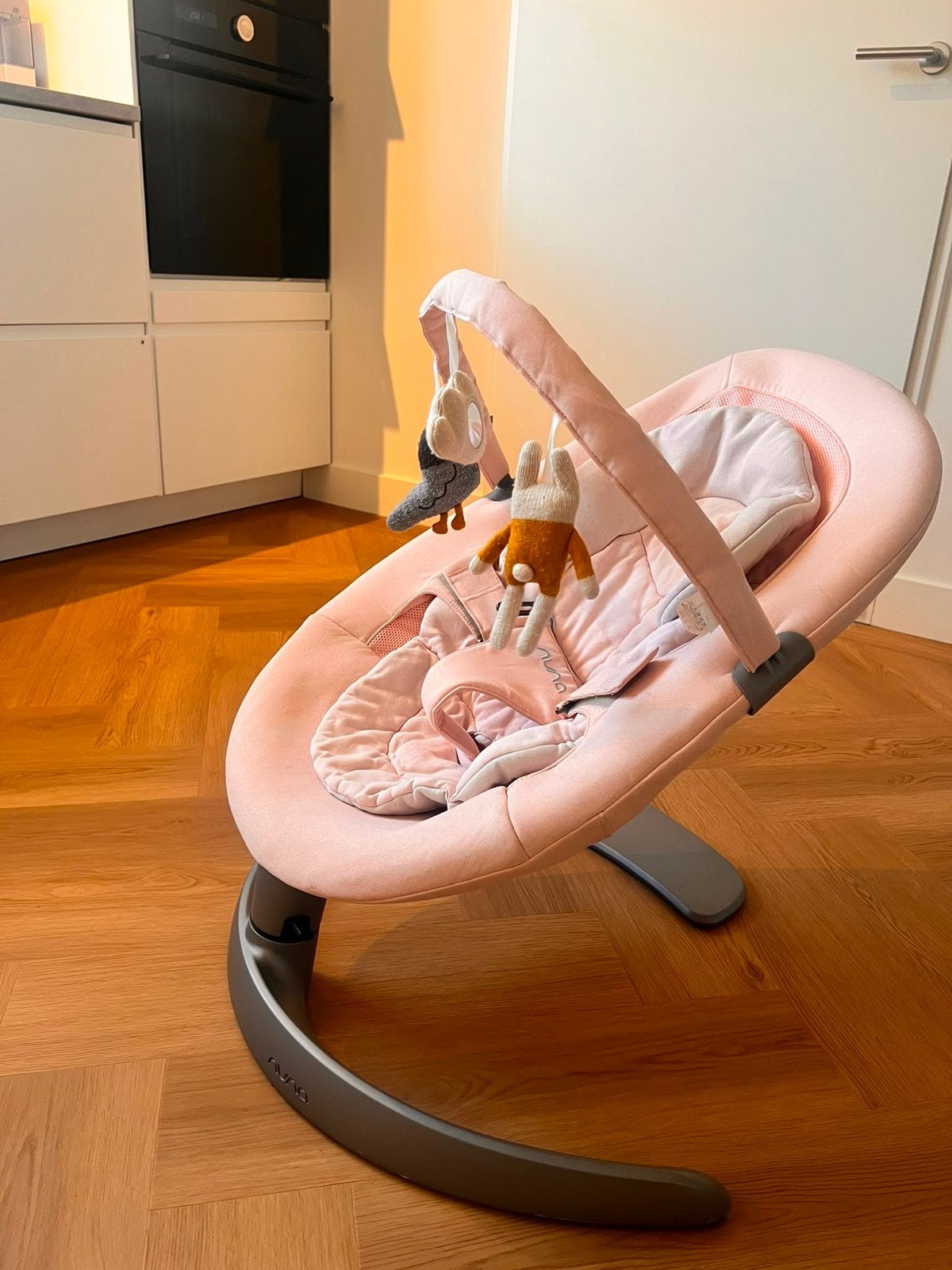 Nuna Leaf Grow wipstoel met speelboog - Peach/licht roze, Ophalen, Zo goed als nieuw, Wipstoel, Overige merken