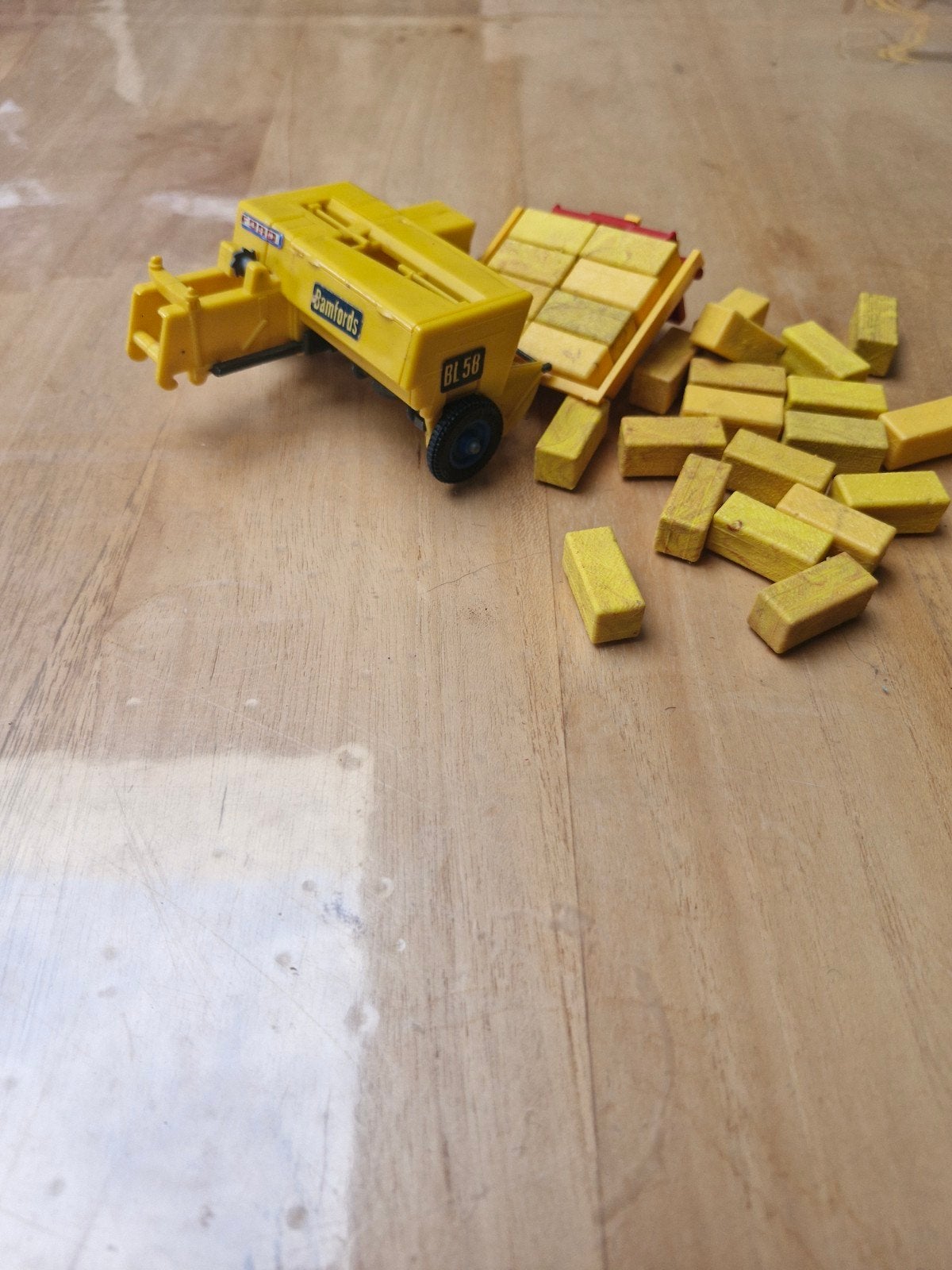 Britains Bamfords BL58 met hooibalen en baal/sledewagentje, Ophalen of Verzenden, Gebruikt