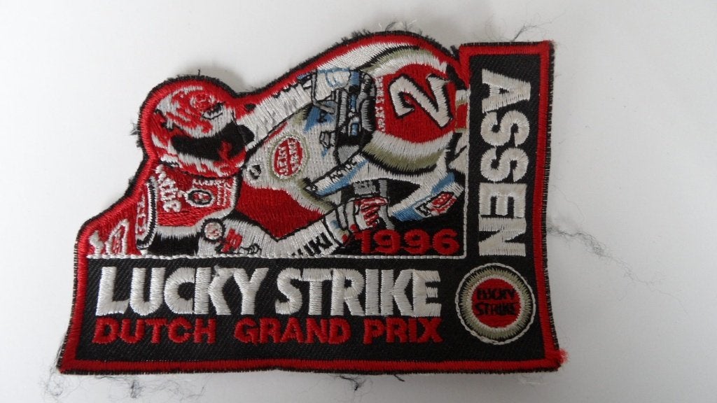 TT Assen 1996 motorwegrace Badge, Lucky Strike Dutch GP, Verzenden, Zo goed als nieuw, Gebruiksvoorwerp