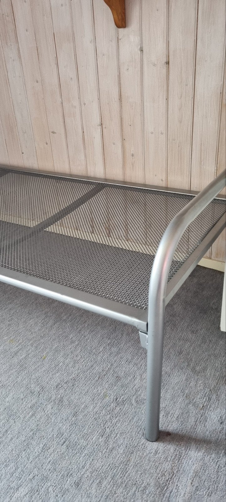 2x een eenpersoonsbed met matras - Grijs metaal, Ophalen, Gebruikt, 90 cm, Eenpersoons