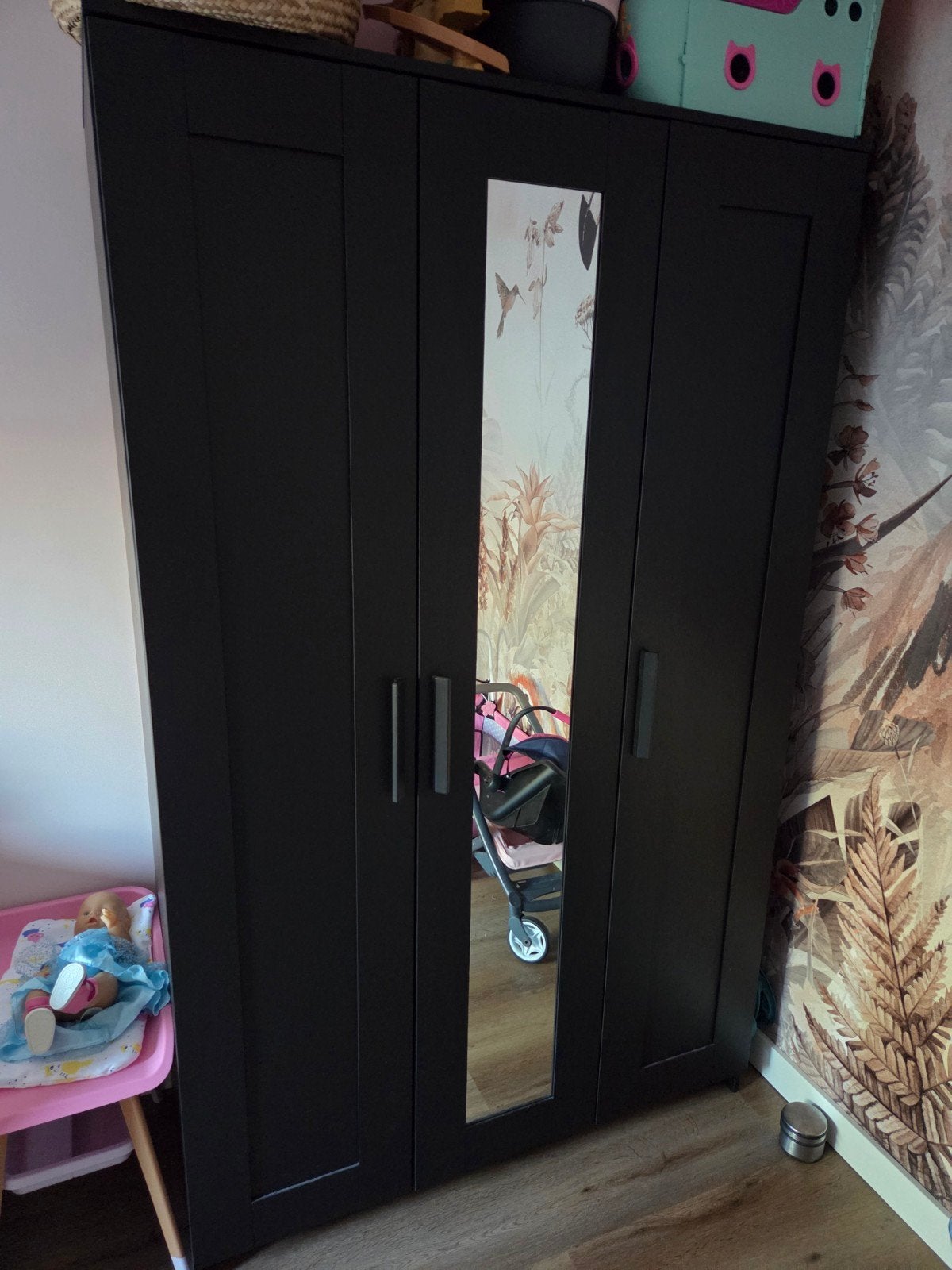 Zwarte kledingkast met spiegeldeur ikea Brimnes zsm ophalen, Huis en Inrichting, Kasten | Kledingkasten, Ophalen, Gebruikt, 100 tot 150 cm