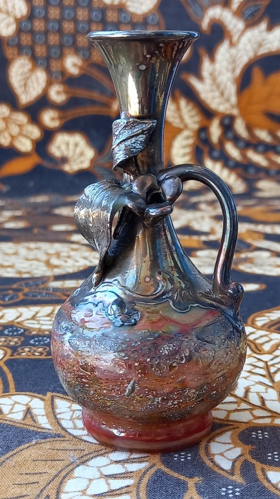Prachtig origineel antiek vaasje van gekleurd glas en zilver
