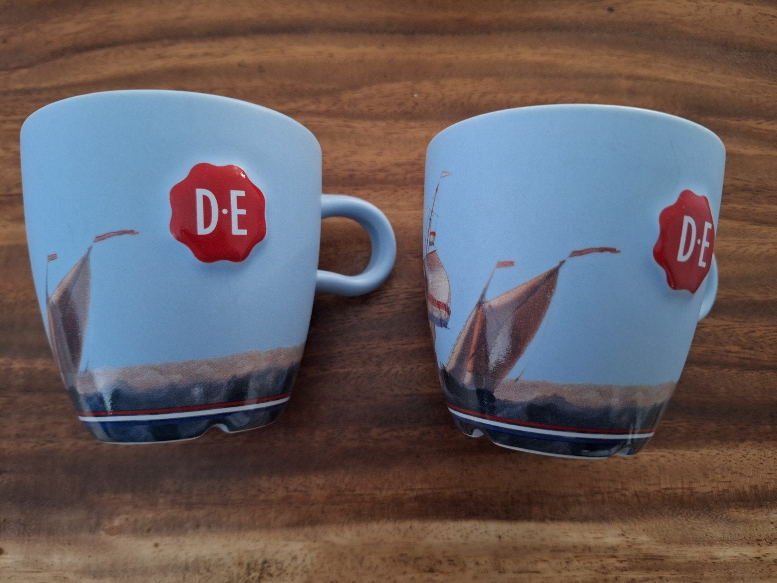 2 Douwe Egberts mokken Oude Meesters Woelige zee met schepen, Nieuw, Overige stijlen, Aardewerk, Mok