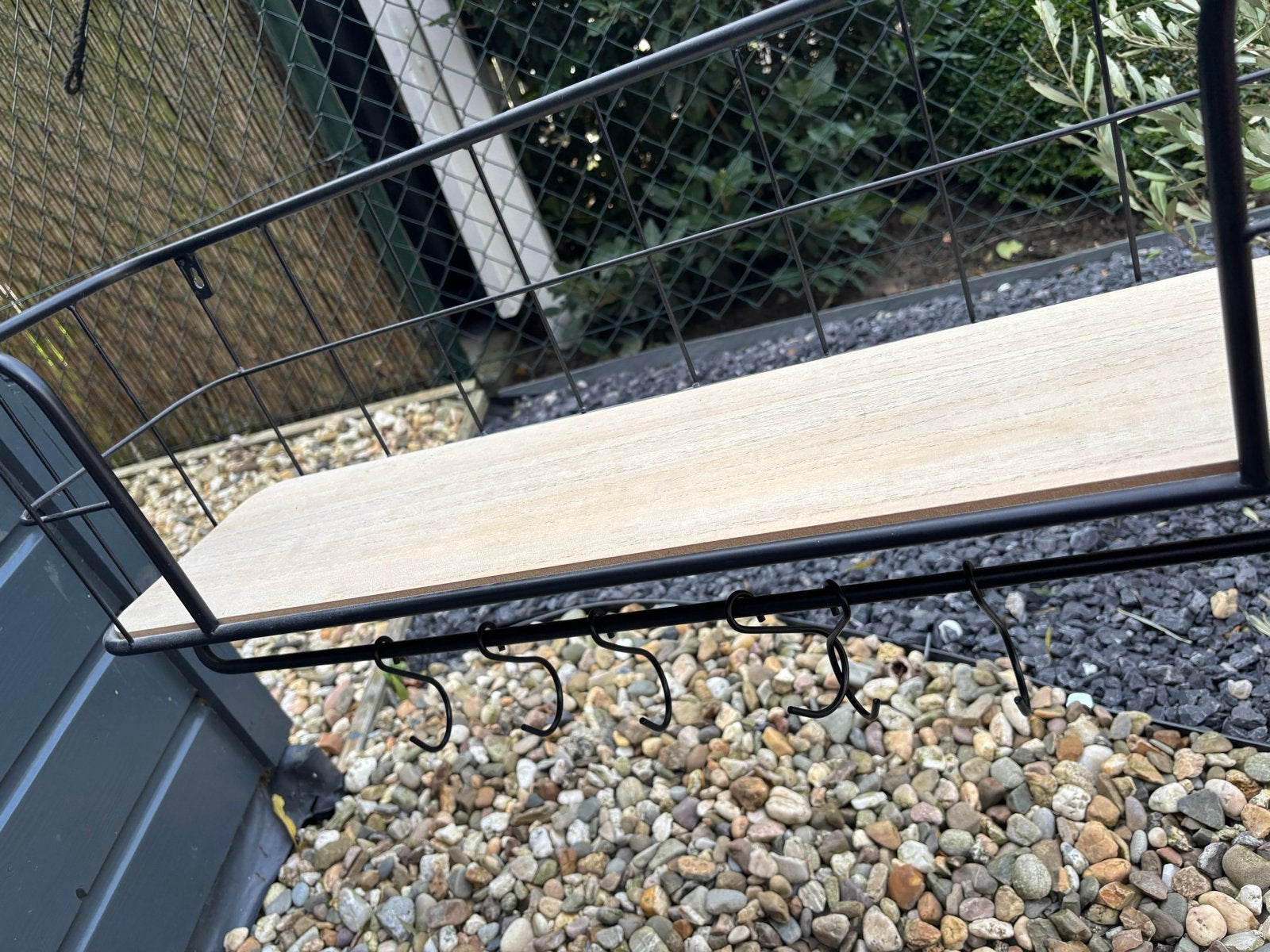 Zwarte wandkapstok met houten plank en haken, Ophalen of Verzenden, Zo goed als nieuw, Metaal, Wandkapstok