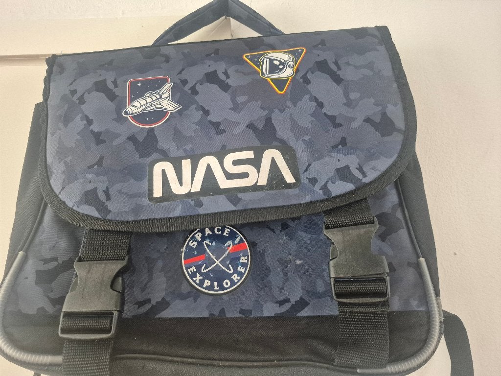 Te koop back to school! Boekentas Nasa, Ophalen of Verzenden, Zo goed als nieuw, Grijs, Aktetas of Boekentas