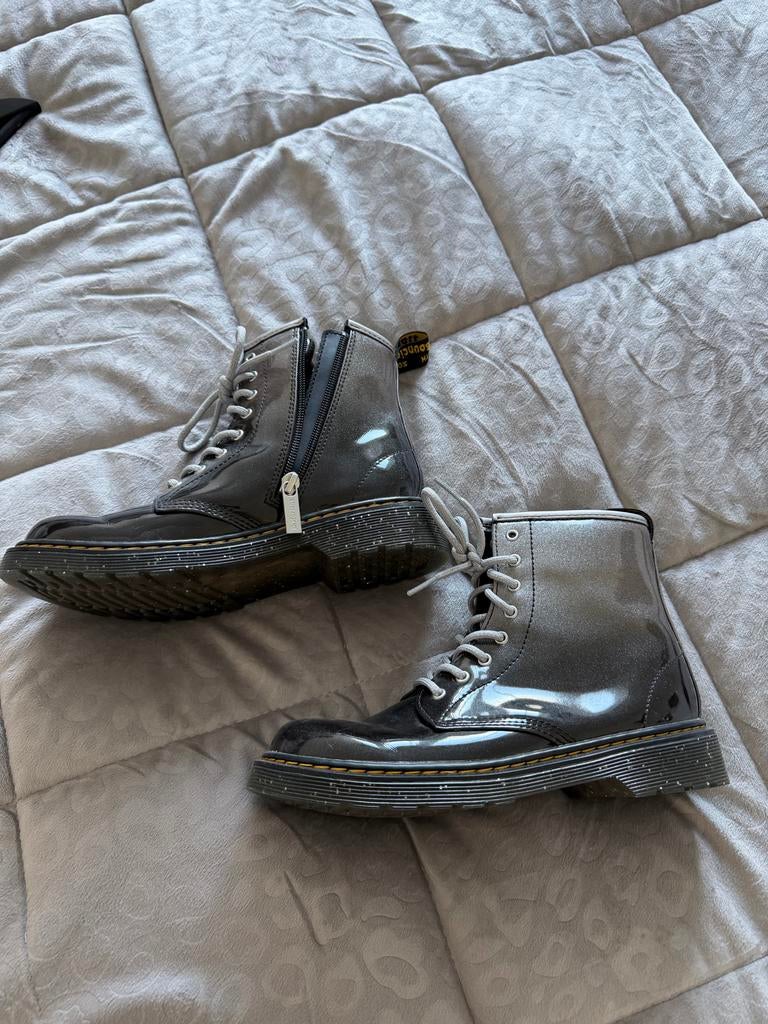 Nieuwe Dr. Martens schoenen maat 36 - Glanzend grijs, Ophalen of Verzenden, Nieuw, Grijs, Lage of Enkellaarzen