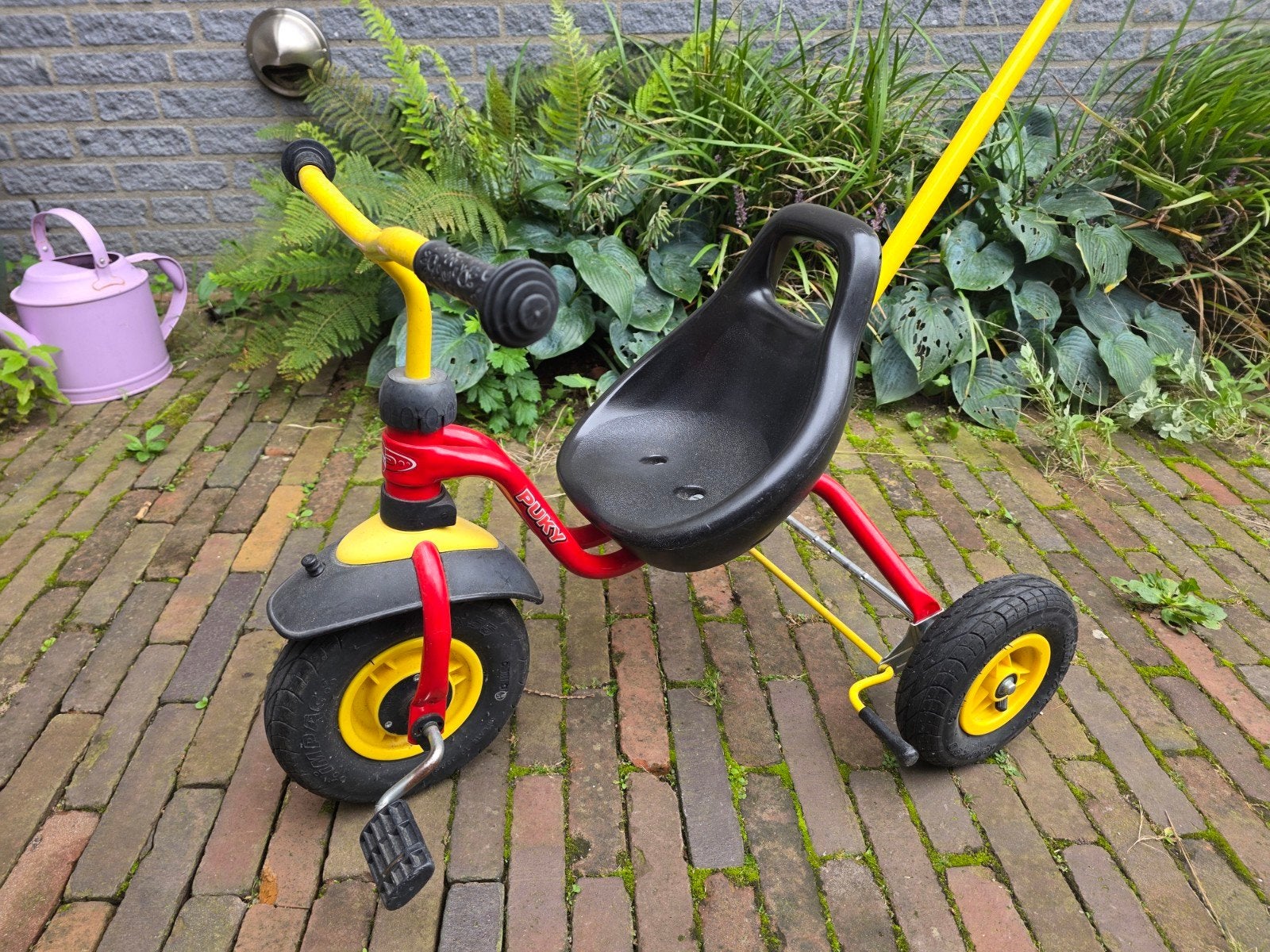Puky driewieler geel/rood met duwstang, Ophalen, Gebruikt, Puky, Duwstang