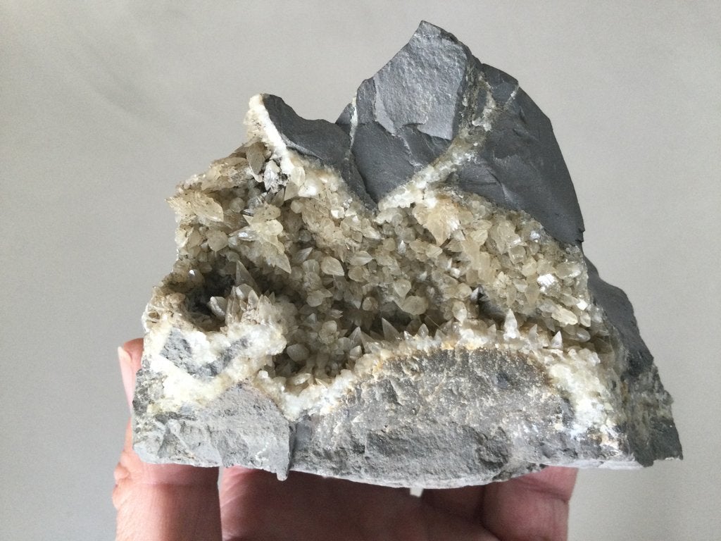 Dogtooth calciet op matrix, Ophalen of Verzenden, Mineraal