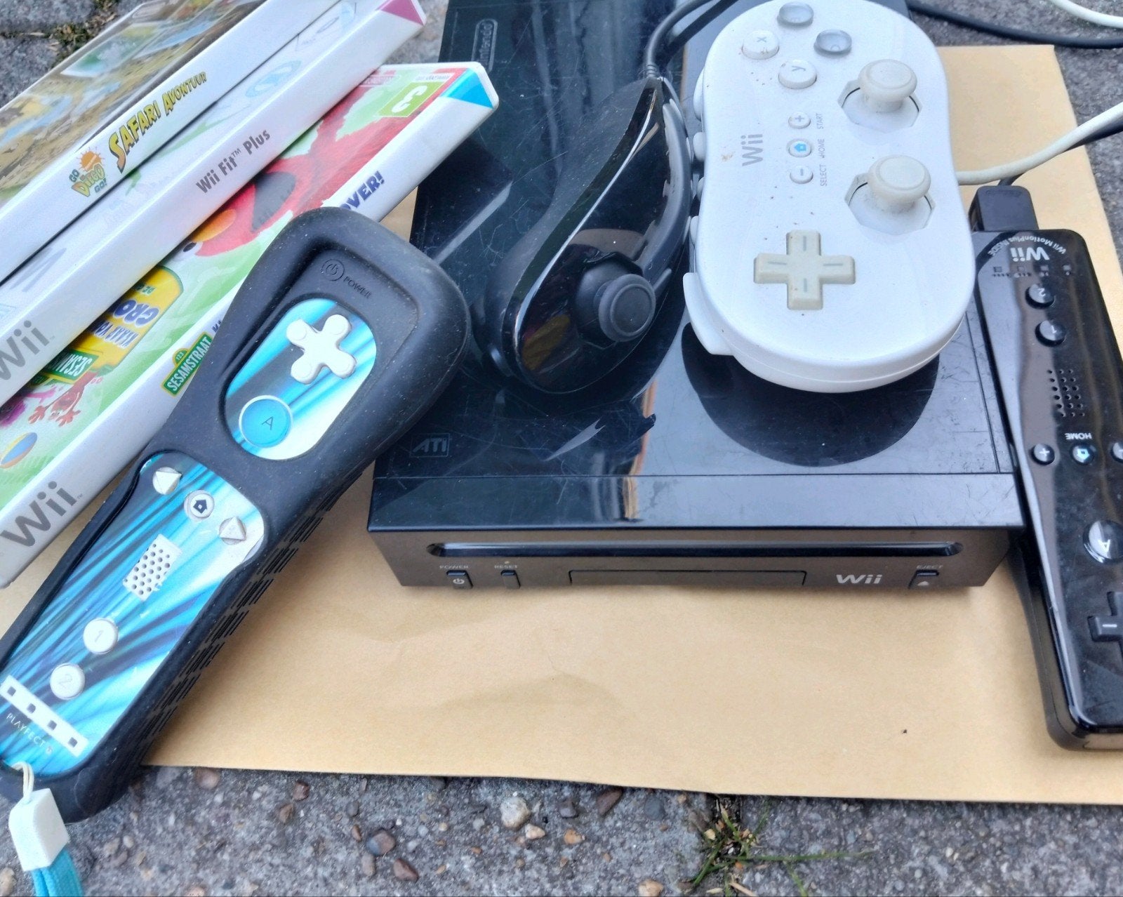 Wii console met 3 spellen en controllers (excl. kabels), Spelcomputers en Games, Verzenden, Zo goed als nieuw, Met 3 controllers of meer