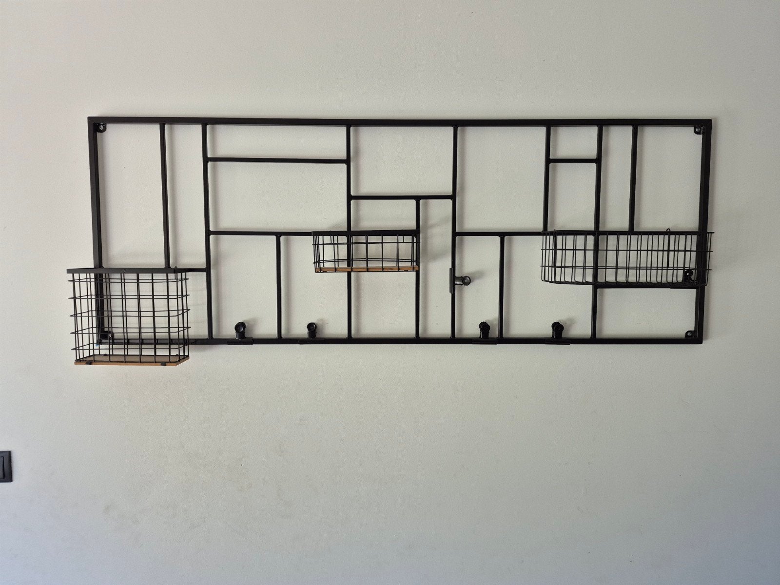 Modern zwart wandrek met mandjes en haken, Ophalen