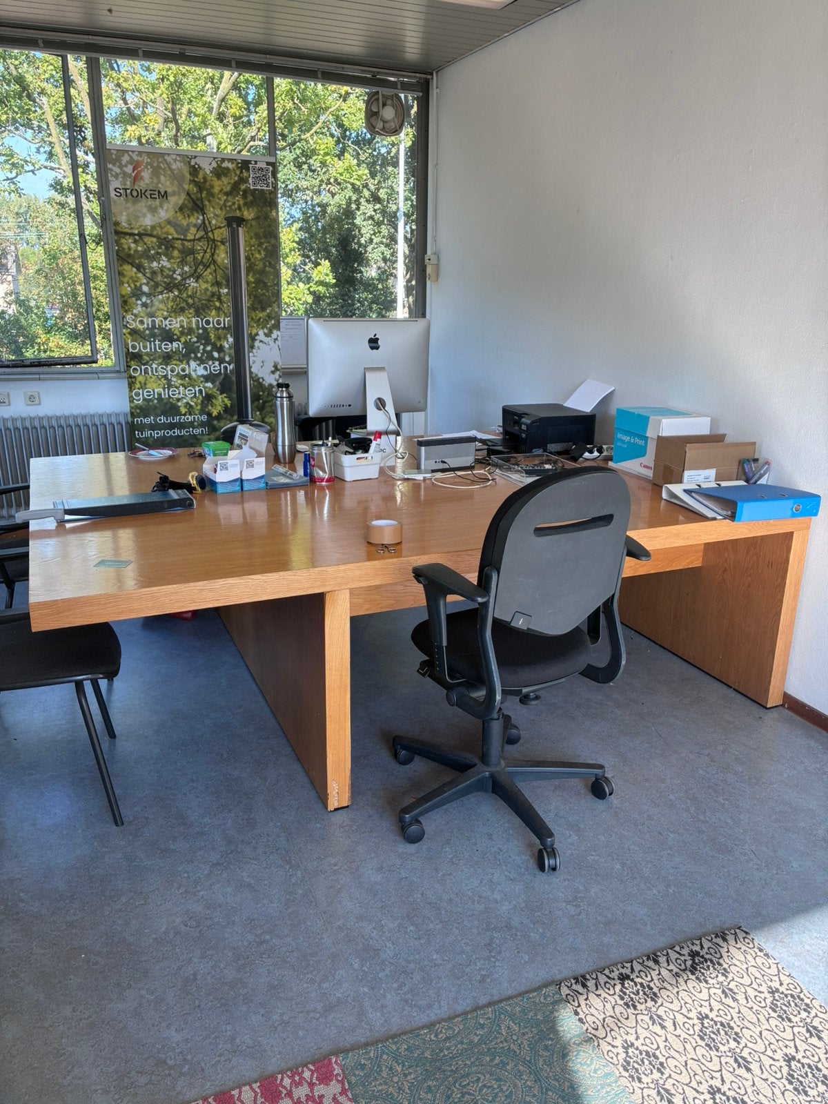 Twee mooie zware gefineerde burotafels van 2x0,9 meter, Kantine of Aula, Ophalen, Gebruikt, Tafel