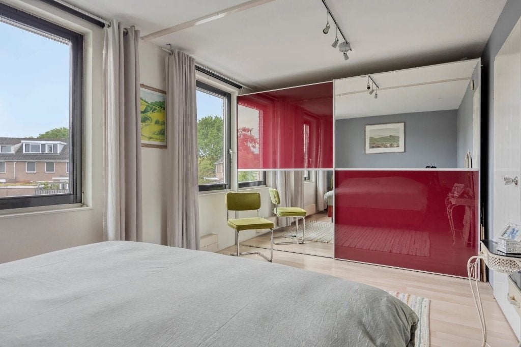Grote kledingkast met schuifdeuren en spiegel/rood glas, Ophalen, Met deur(en), Gebruikt, 200 cm of meer
