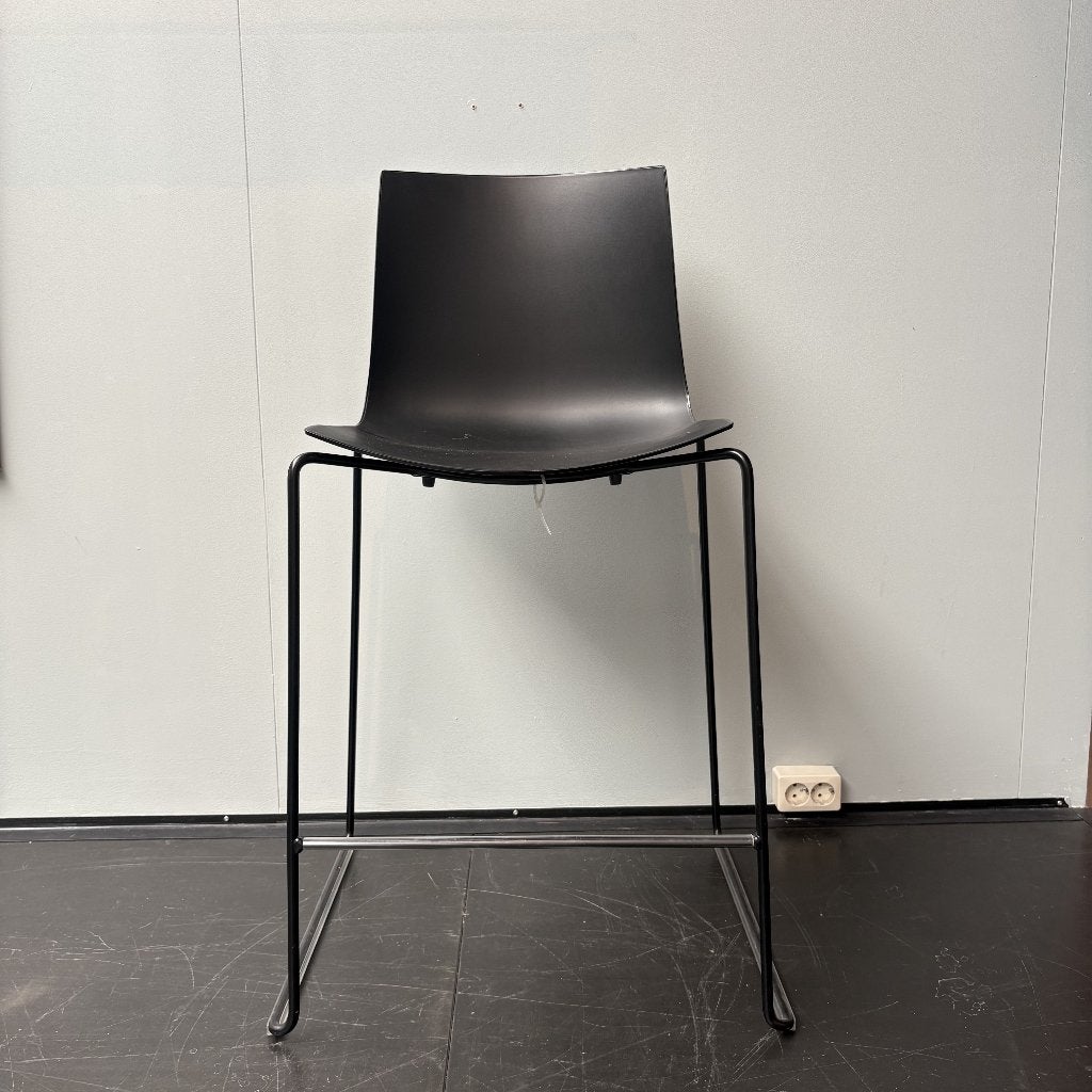 Arper Catifa 46 barkruk (nieuwprijs= €362,-), Ophalen, Doetinchem, Kunststof, Met voetsteun