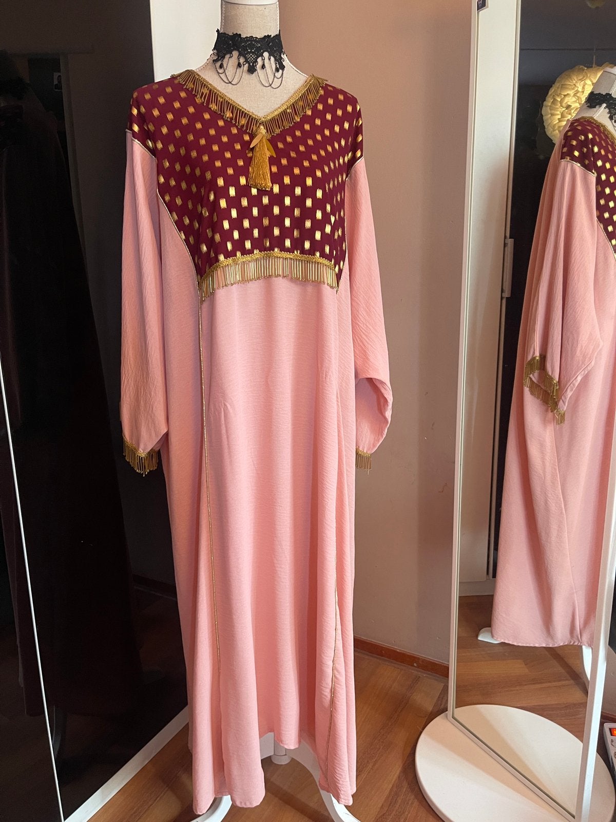 Elegante Roze Kaftan met Gouden Details, Kleding | Dames, Jurken, Zo goed als nieuw, Maat 38/40 (M), Roze, Onder de knie, Ophalen