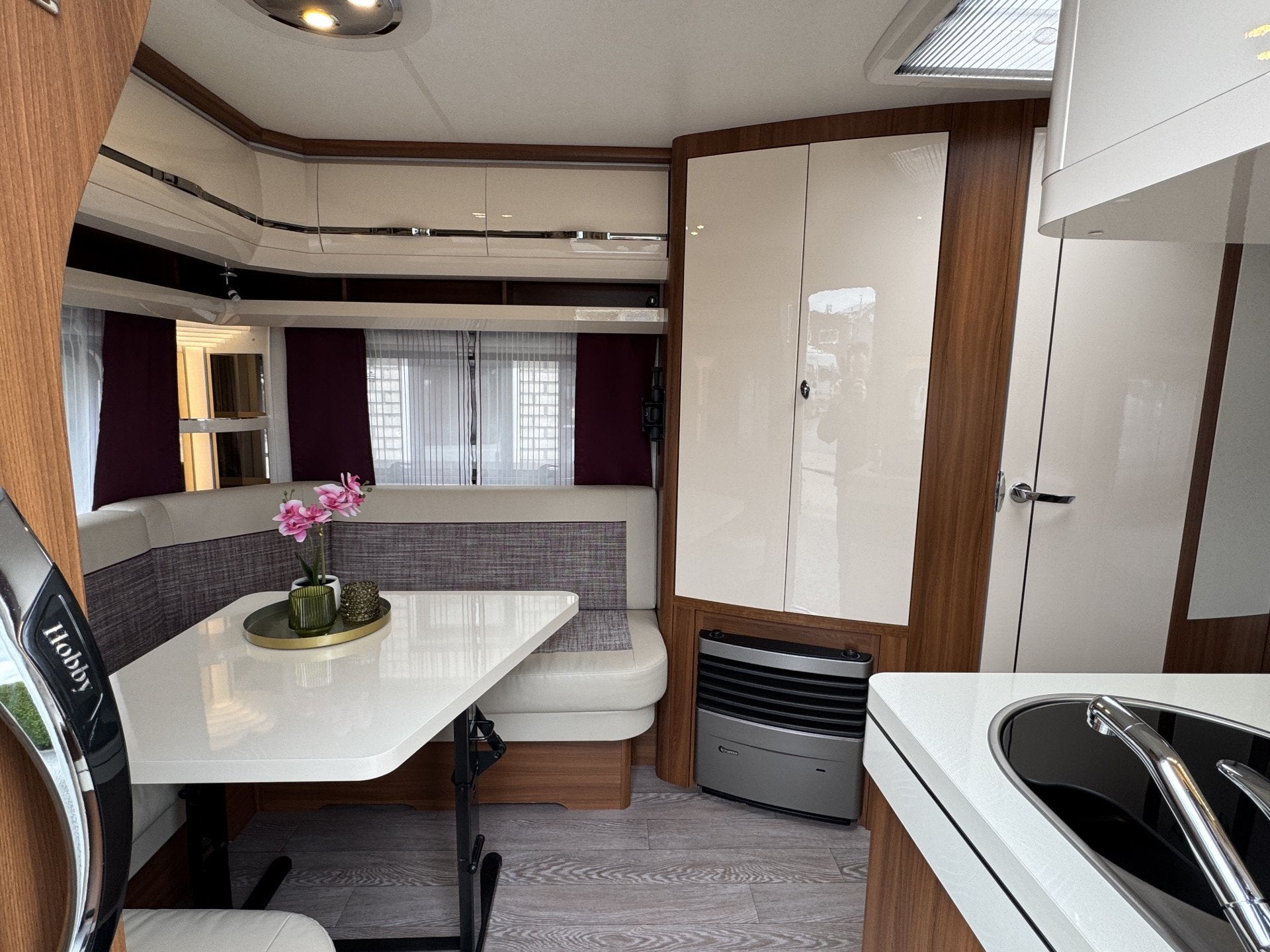 Hobby Excellent 495 UL met enkele bedden *Mover/Fietsendrage, Vast bed, Rondzit, Hobby, 7 tot 8 meter