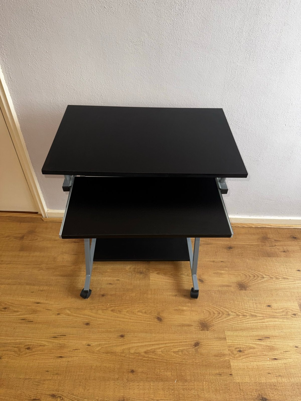 Compact computerbureau met uitschuifbaar toetsenbordblad, Huis en Inrichting, Bureaus, Ophalen, Zwart, Gebruikt, Spaanplaat of MDF