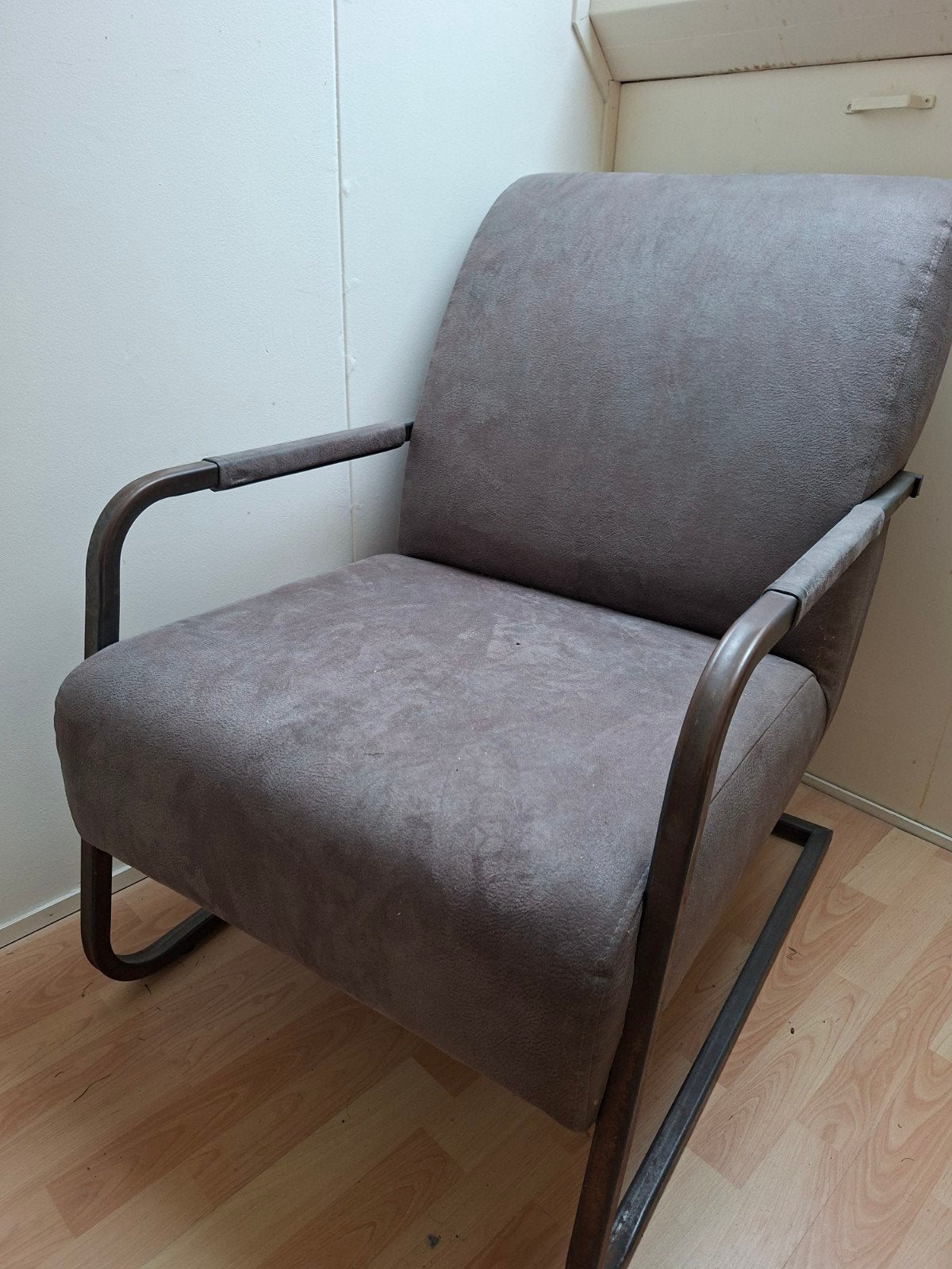 Comfortabele fauteuil met metalen frame, Huis en Inrichting, Ophalen, Gebruikt, Modern, Industrieel, 75 tot 100 cm