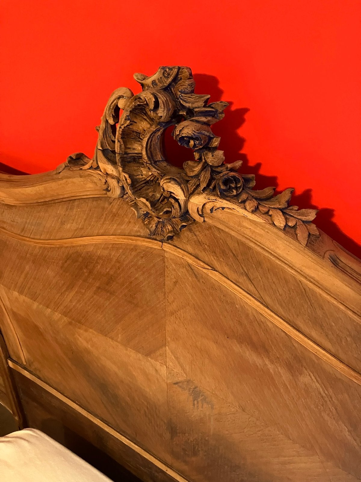 Antiek houten bedframe met sierlijk houtsnijwerk, Ophalen of Verzenden