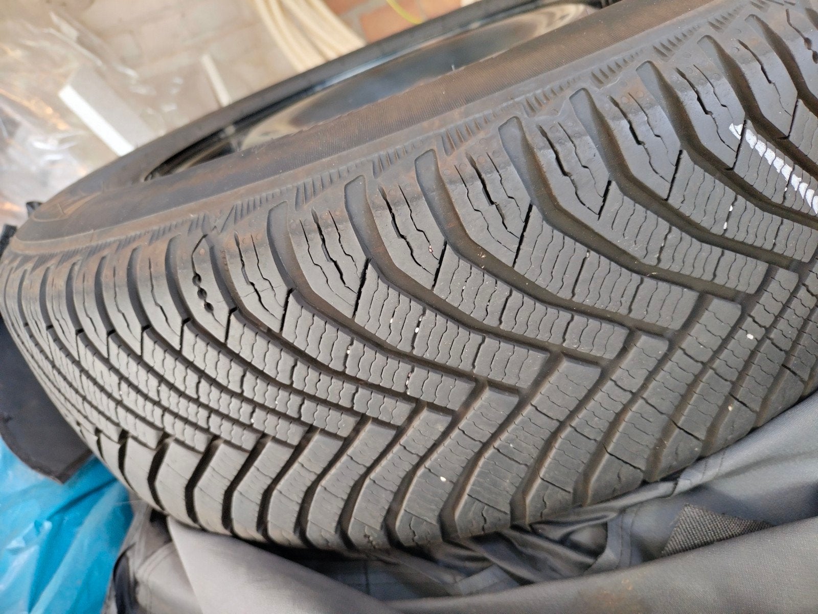 Michelin winterbanden 185/65 R15 met velg en wieldop VW, Ophalen, Gebruikt, 15 inch, Banden en Velgen